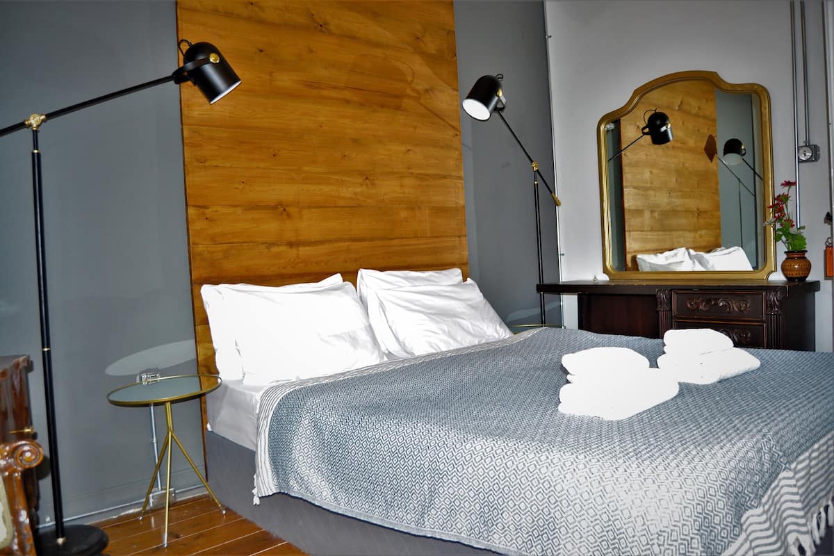 City Double Room | Iron/ironing board, WiFi (free), bed sheets
