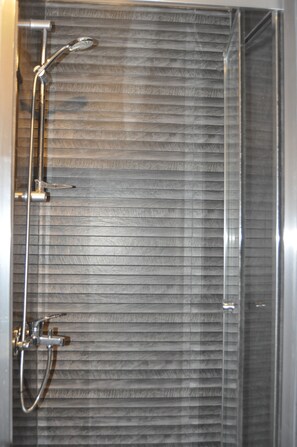 城市双人房 | 浴室 | 淋浴设施、大花洒淋浴喷头、毛巾