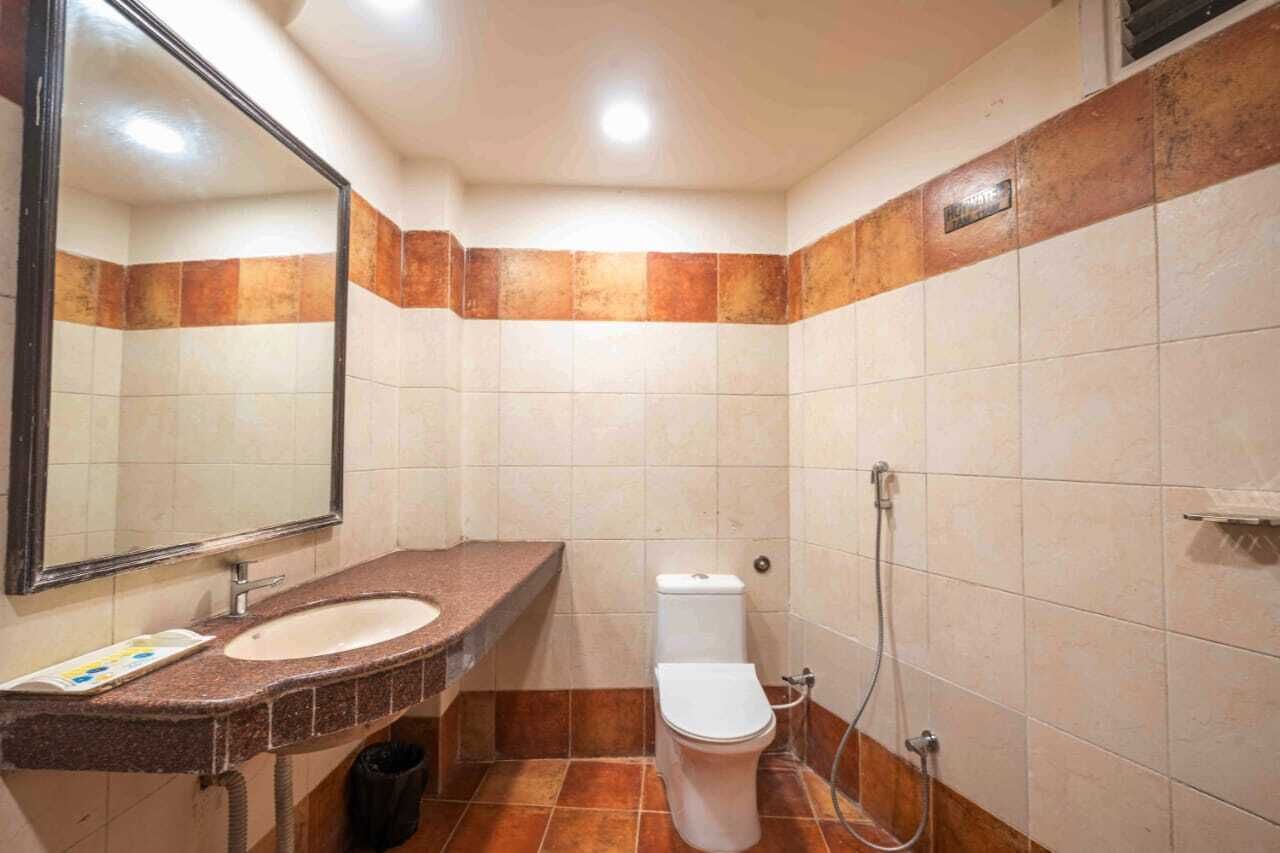 Deluxe Room | Bathroom | Shower, free toiletries, towels, soap
