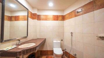 Deluxe Room | Bathroom | Shower, free toiletries, towels, soap