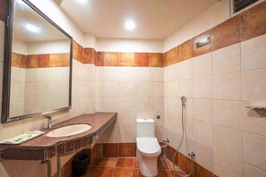 Deluxe-værelse | Badeværelse | Bruser, gratis toiletartikler, håndklæder, Sæbe