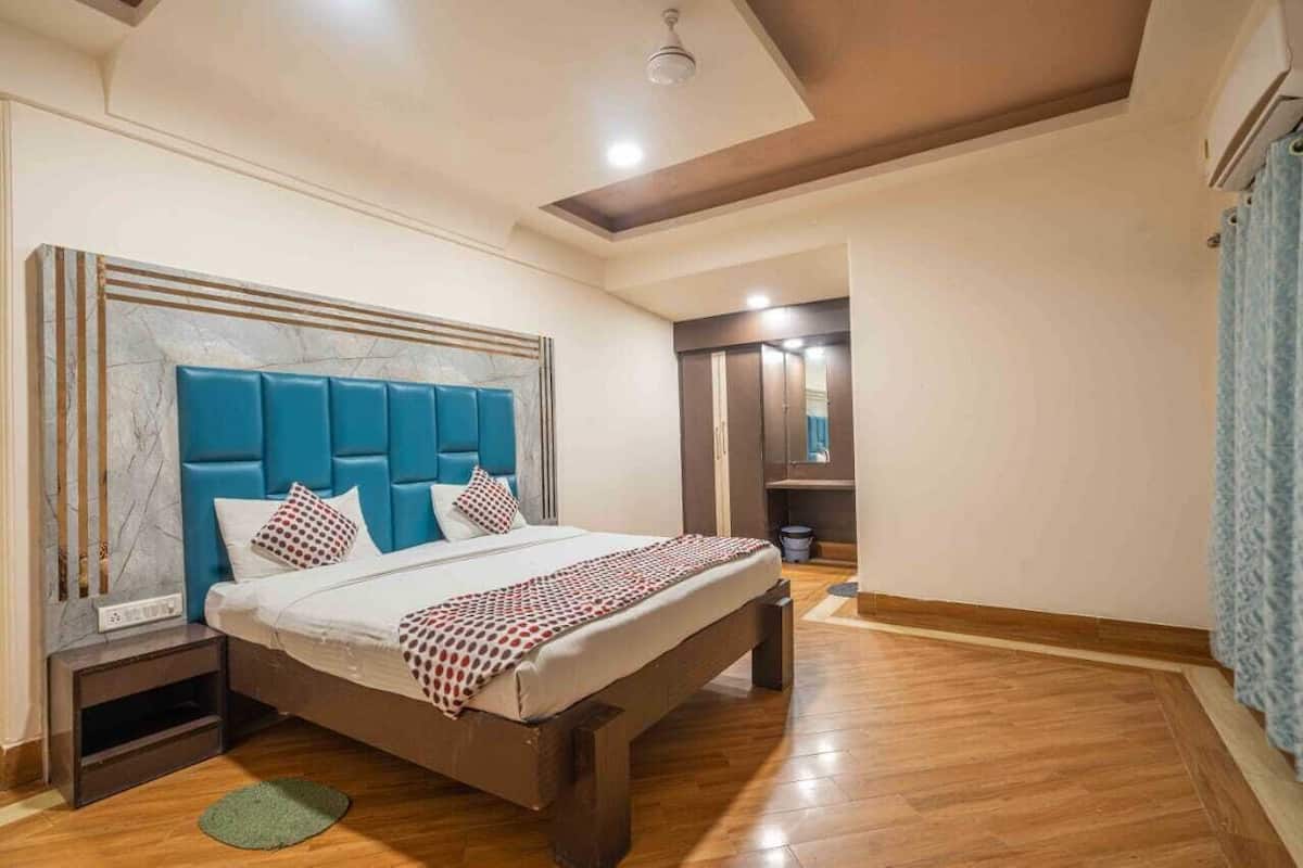 Deluxe Room | 1 bedroom, desk, iron/ironing board, free WiFi