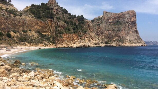 A rocky beach with clear blue water and a large cliff. - Villa Zoe - 4 bed - sleeps 8 - sea views - BOOK NOW!!!! (Benitachell, Alicante)