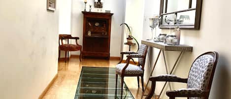 Petit déjeuner continental (12 EUR par personne)