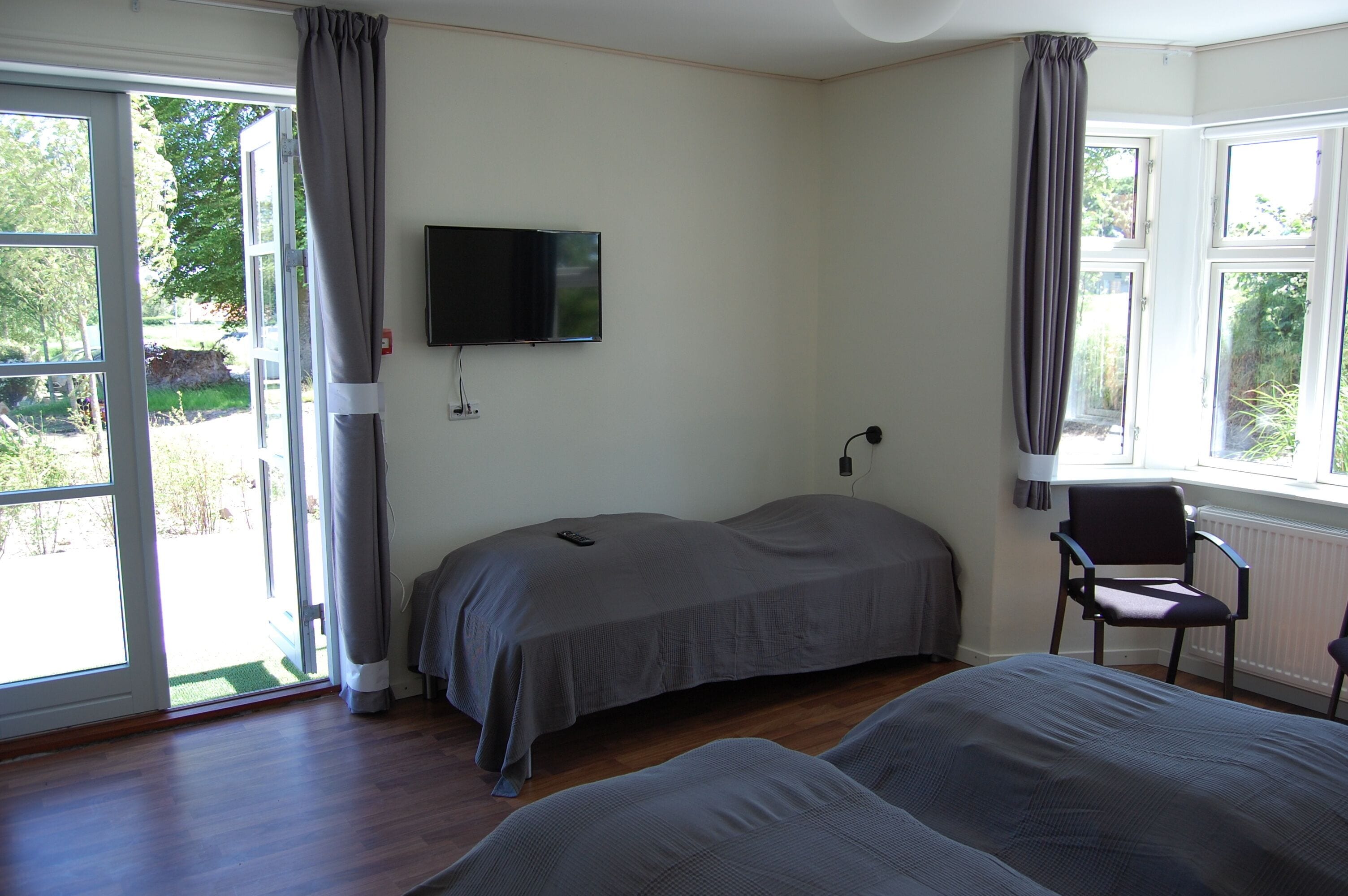 Dobbeltværelse med terrasse - med mulighed for tilkøb af en ekstra opredning - kæledyr ikke tilladt | Strygejern/strygebræt, gratis Wi-Fi