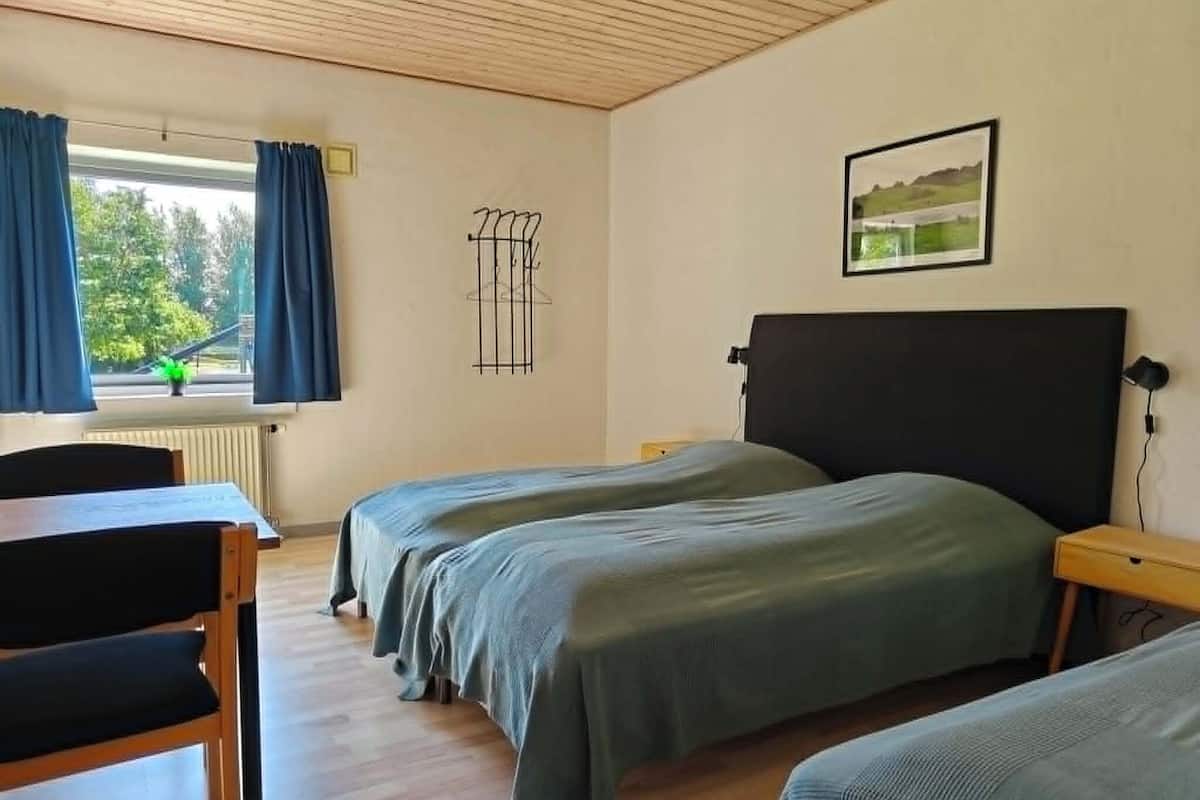 Double room - extra bed available, pets allowed, bedding and towels not included (extra cost) | Seterika/papan seterika, Wi-fi percuma 