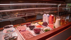 Un bufé con diversos alimentos y bebidas.