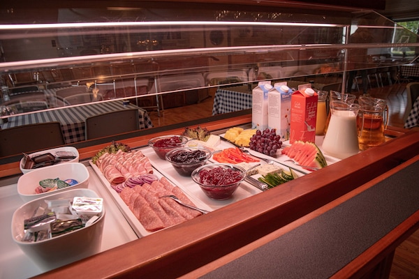 TĂ€gliches inbegriffenes FrĂŒhstĂŒcksbuffet