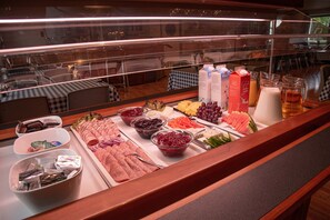 Free daily buffet breakfast - Nordgården Pension (Samsø)