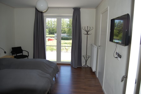 Dobbeltværelse med terrasse - kæledyr ikke tilladt | Iron/ironing board, free WiFi