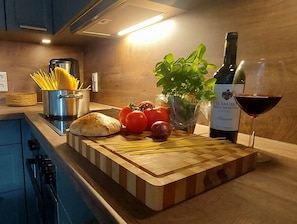 Fridge, oven, stovetop, dishwasher