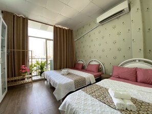 Driepersoonskamer | Een minibar, een strijkplank/strijkijzer, gratis wifi