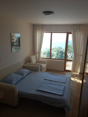 4 bedrooms, desk, WiFi