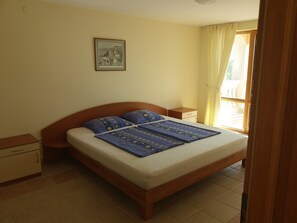4 bedrooms, desk, WiFi
