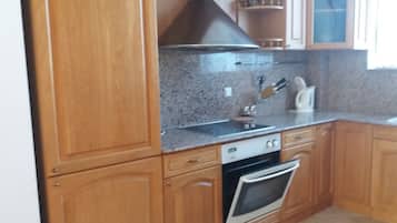 Frigorífico, microondas, horno y lavavajillas