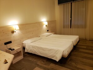 Comfort Double Room | Minibar, desk, iron/ironing board, free WiFi - Hotel Damodoro (Pordenone)