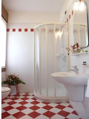 Comfort Double Room | Bathroom | Shower, free toiletries, hair dryer, slippers - Hotel Damodoro (Pordenone)