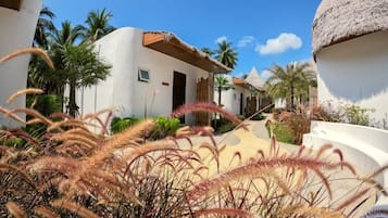 Deluxe Pool Villa | Een minibar met enkele gratis items, een kluis op de kamer, een bureau