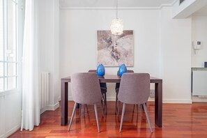 Dining - Stylish 2BR Apartment Steps from Retiro Park (Madrid)