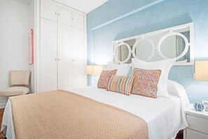 2 bedrooms, desk, iron/ironing board, WiFi - Stylish 2BR Apartment Steps from Retiro Park (Madrid)