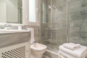 Een haardroger, handdoeken, toiletpapier