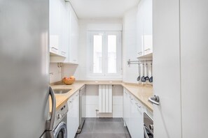 Een koelkast, een microgolfoven, een vaatwasser