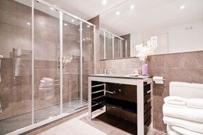 Een haardroger, handdoeken