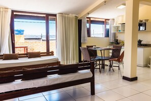Exclusive Apartment | Living area | 37-inch flat-screen TV with cable channels, pay films - Vila 4 Amigos (Natal)