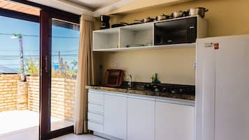 Apartamento conforto | Cozinha americana privada | Geladeira, micro-ondas, cooktop, talheres/pratos/utensílios de cozinha