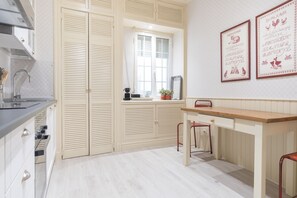 Kühlschrank, Mikrowelle, Geschirrspüler, Toaster