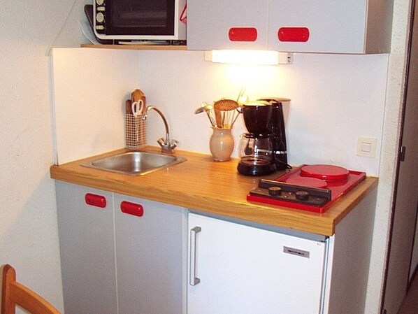 Fridge, microwave, stovetop, coffee/tea maker