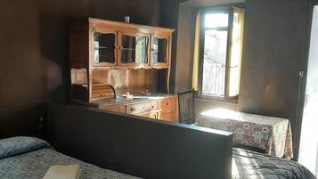 Classic Double Room | Desk