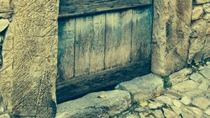 A rustic stone wall with a wooden door. - Baldo e Chicca Bed & Breakfast (Ne)