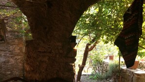 An interior courtyard with stone walls, a wooden bench, and a table with clothespins. - Baldo e Chicca Bed & Breakfast (Ne)