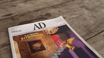Una revista sobre una mesa de madera.