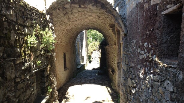 A narrow stone pathway leading through an arched stone structure. - Baldo e Chicca Bed & Breakfast (Ne)