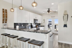 Jääkaappi, mikroaaltouuni, uuni, astianpesukone