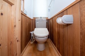 Maison (Private Vacation) | Salle de bain | Baignoire et douche séparées, articles de toilette gratuits