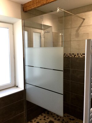 Douche, sĂšche-cheveux, serviettes fournies, savon