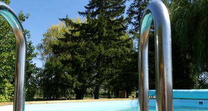Gîtes in the vineyards, park, swimming pool, playground, pétanque field, ...
