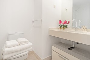 Sèche-cheveux, serviettes fournies