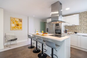 Refrigerador, microondas, horno y lavavajillas 