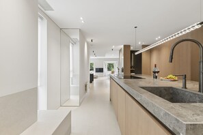 Fridge, microwave, oven, dishwasher - Luxury 2-Bed Apartment in Alcalá, Madrid (Madrid)