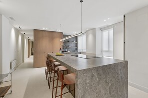 Fridge, microwave, oven, dishwasher - Luxury 2-Bed Apartment in Alcalá, Madrid (Madrid)