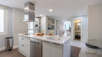 Een koelkast, een magnetron, een oven, een vaatwasser