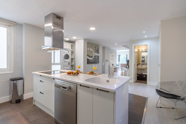 Refrigerador, microondas, horno y lavavajillas 