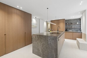 Fridge, microwave, oven, dishwasher - Luxury 2-Bed Apartment in Alcalá, Madrid (Madrid)