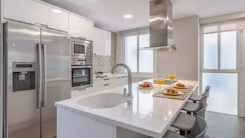 Een koelkast, een magnetron, een oven, een vaatwasser