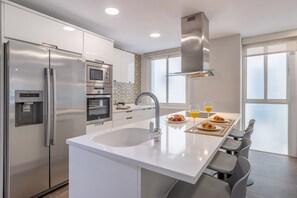 Refrigerador, microondas, horno y lavavajillas 