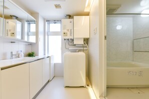 Bañera y ducha independientes, artículos de tocador gratuitos